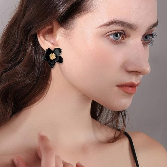 Black Flower Gothic Earrings 3D Floral Pretty Realistic Goth Flowers New - Picture 1 of 7